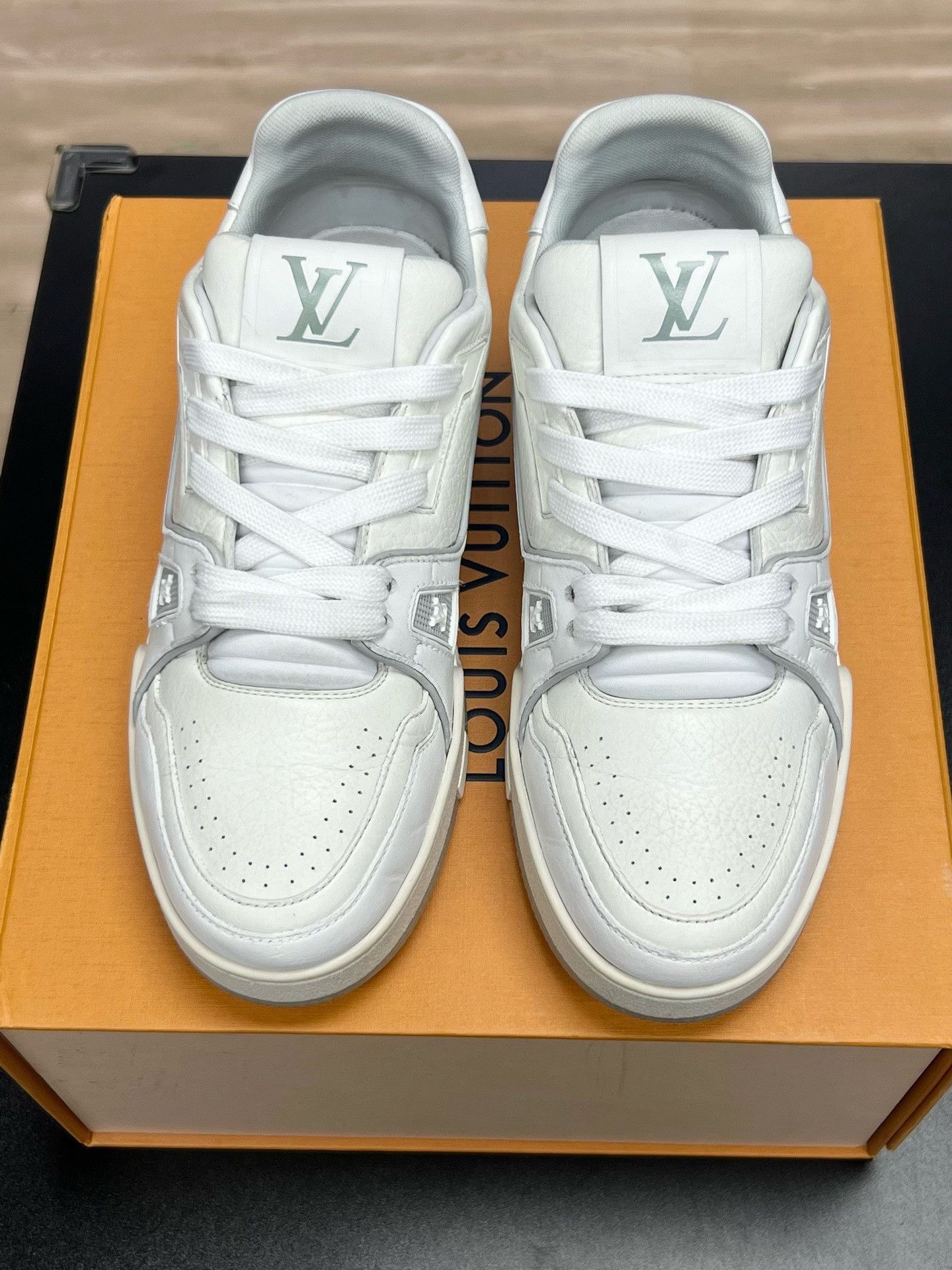 Louis Vuitton Louis Vuitton White Designer 37us Size US 7 / IT 37 - 3 Thumbnail