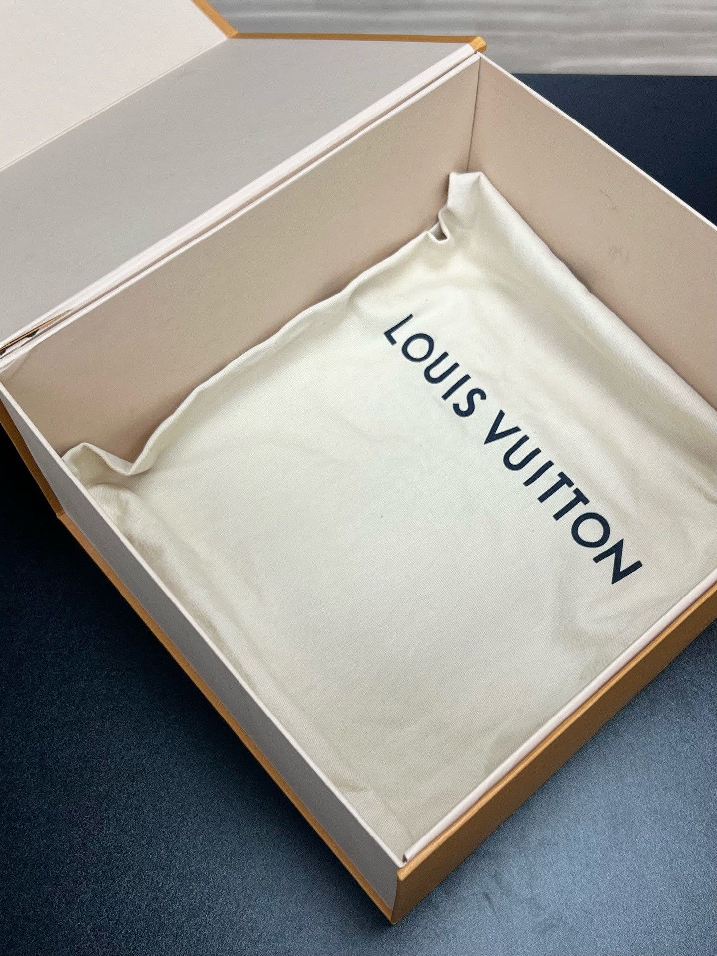 Louis Vuitton Louis Vuitton White Designer 37us Size US 7 / IT 37 - 9 Thumbnail