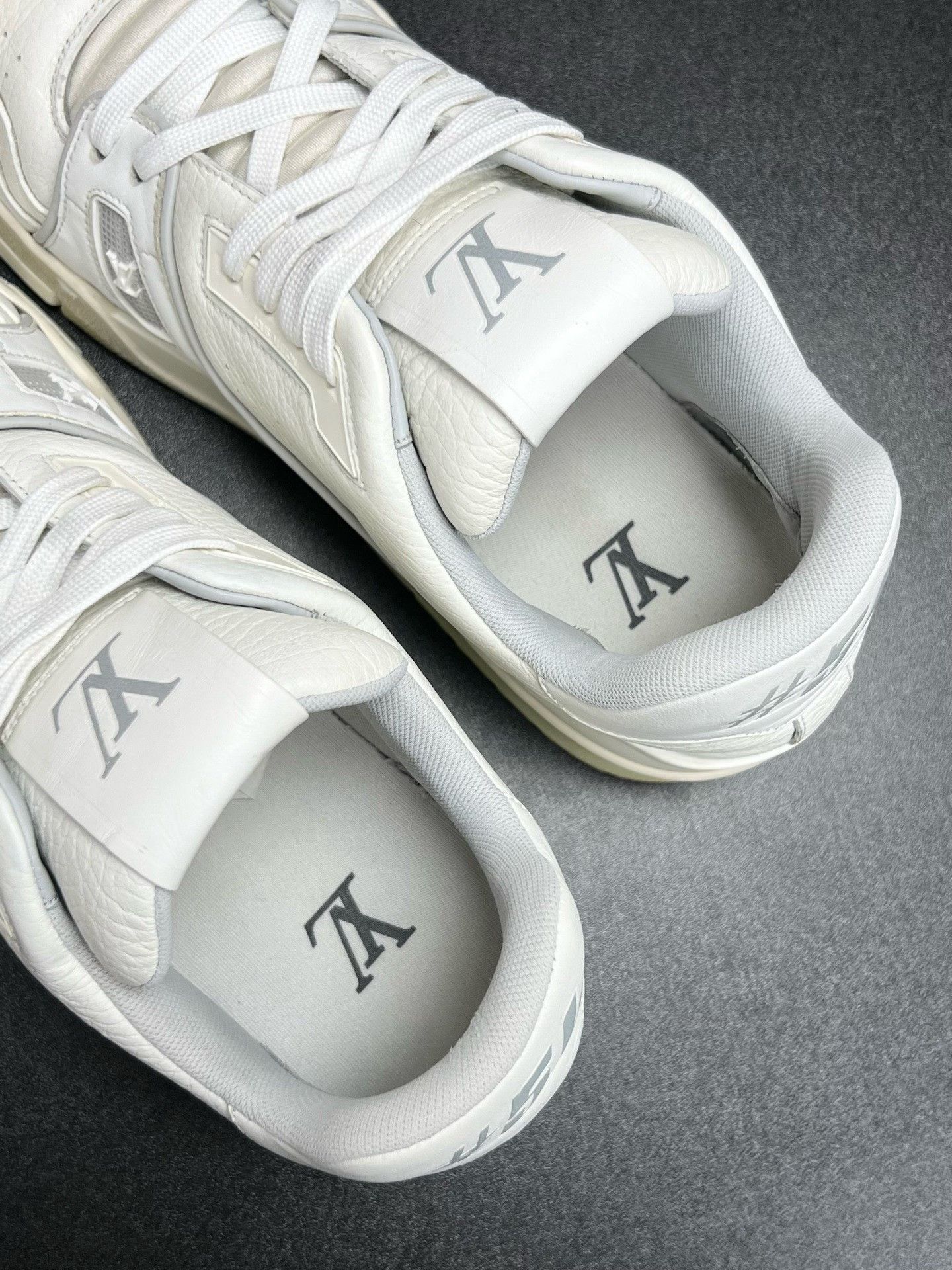 Louis Vuitton Louis Vuitton White Designer Casual Size US S / EU 44-46 / 1 - 4 Thumbnail
