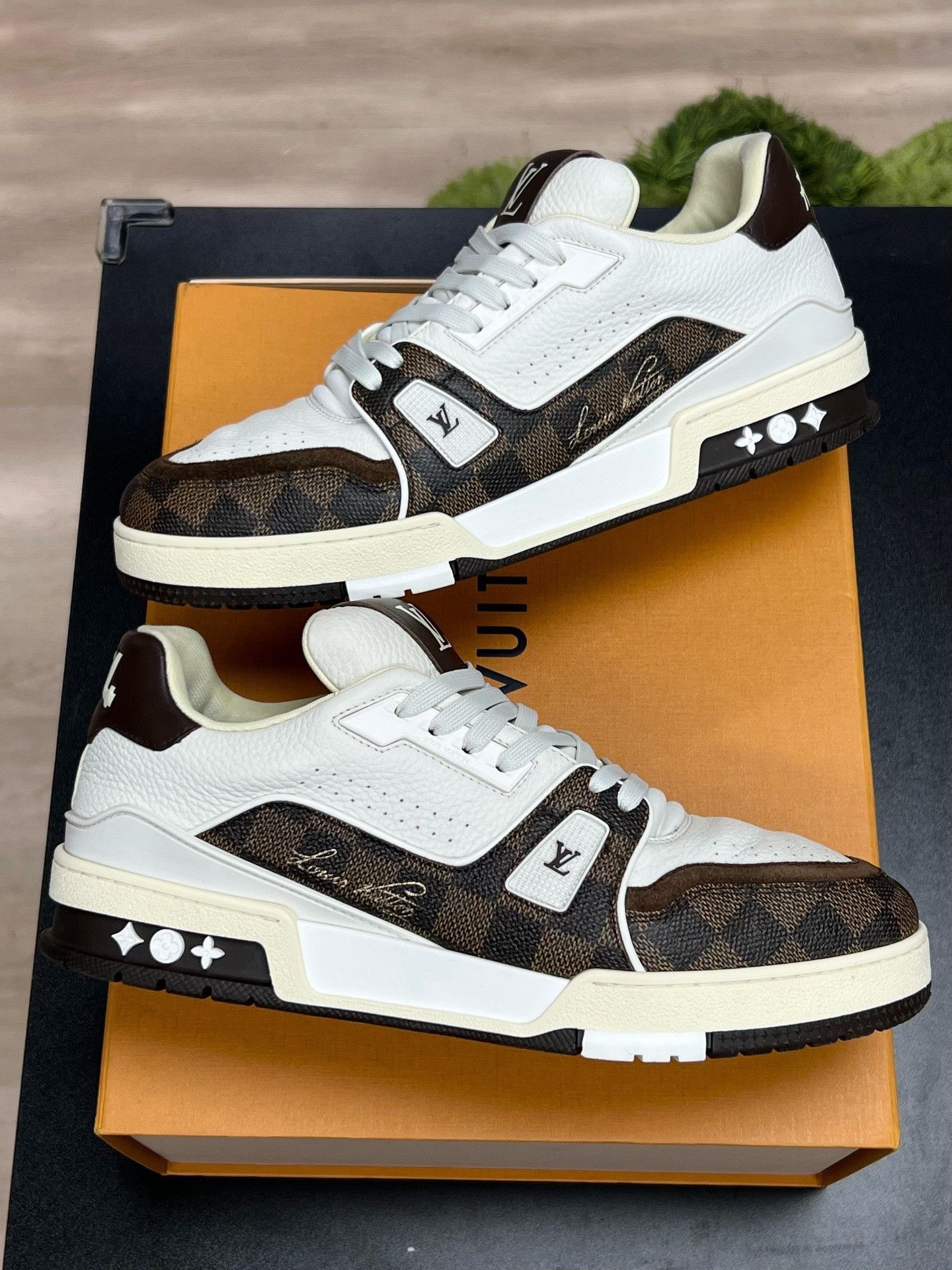 Louis Vuitton Louis Vuitton White Designer Casual Size US S / EU 44-46 / 1 - 5 Thumbnail