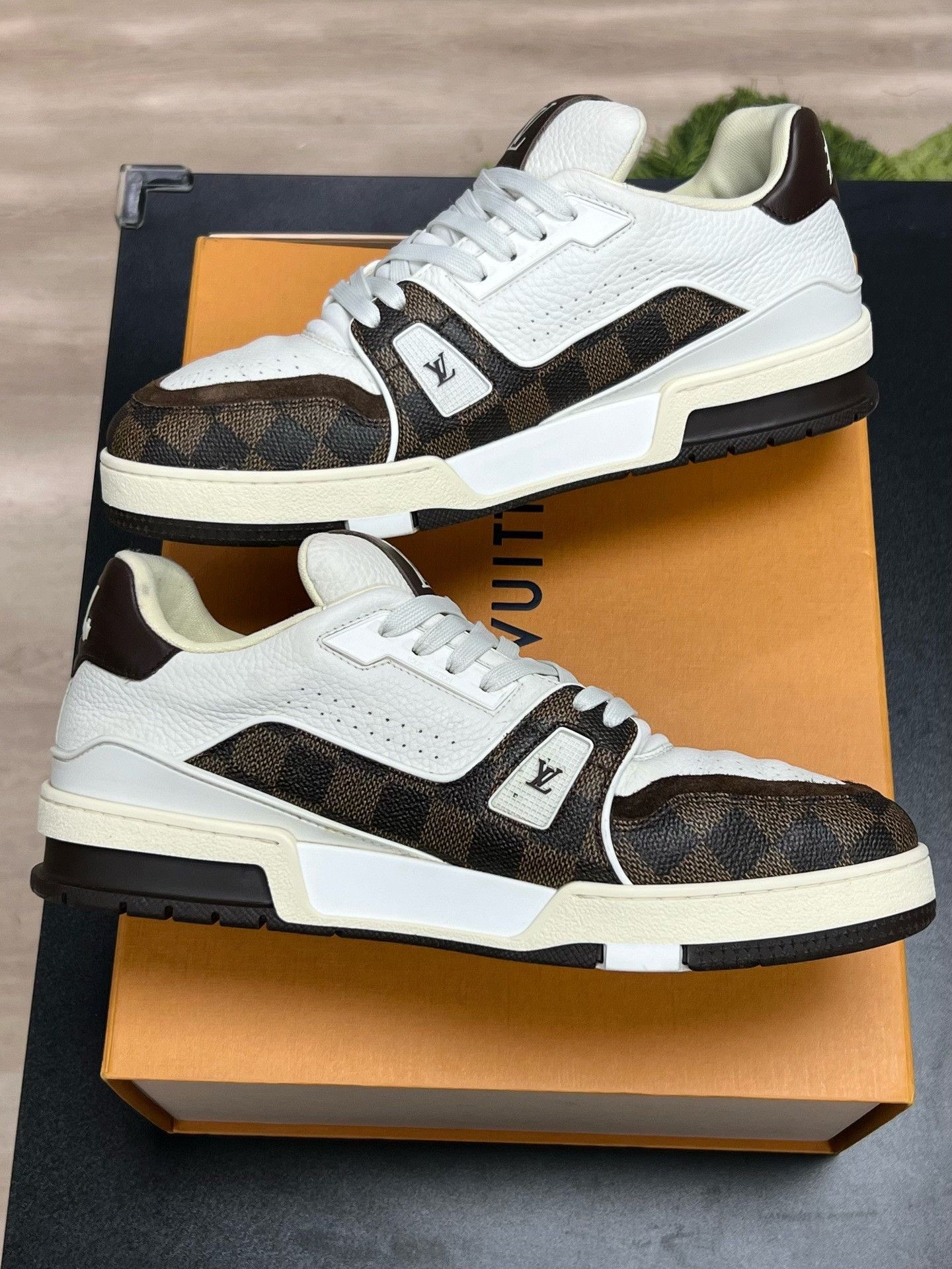 Louis Vuitton Louis Vuitton White Designer Casual Size US S / EU 44-46 / 1 - 6 Thumbnail