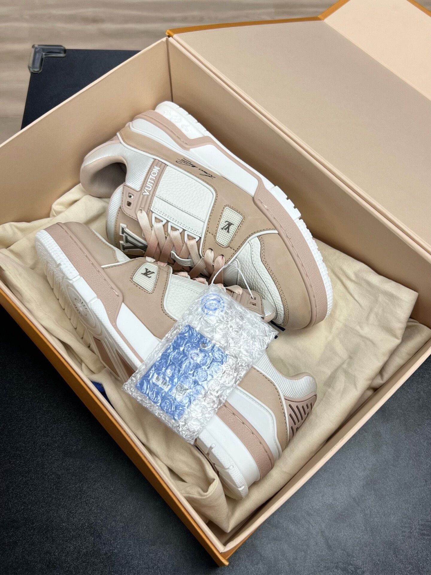 Louis Vuitton Louis Vuitton Pink Designer Casual Size US S / EU 44-46 / 1 - 9 Thumbnail