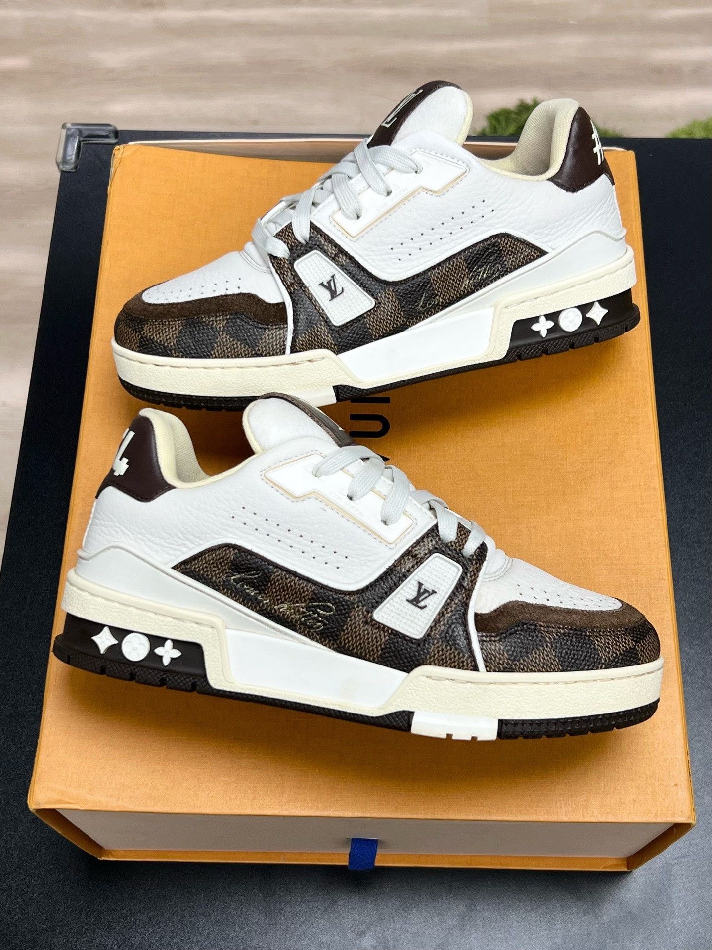 Louis Vuitton Louis Vuitton White Designer Casual Size US S / EU 44-46 / 1 - 5 Thumbnail