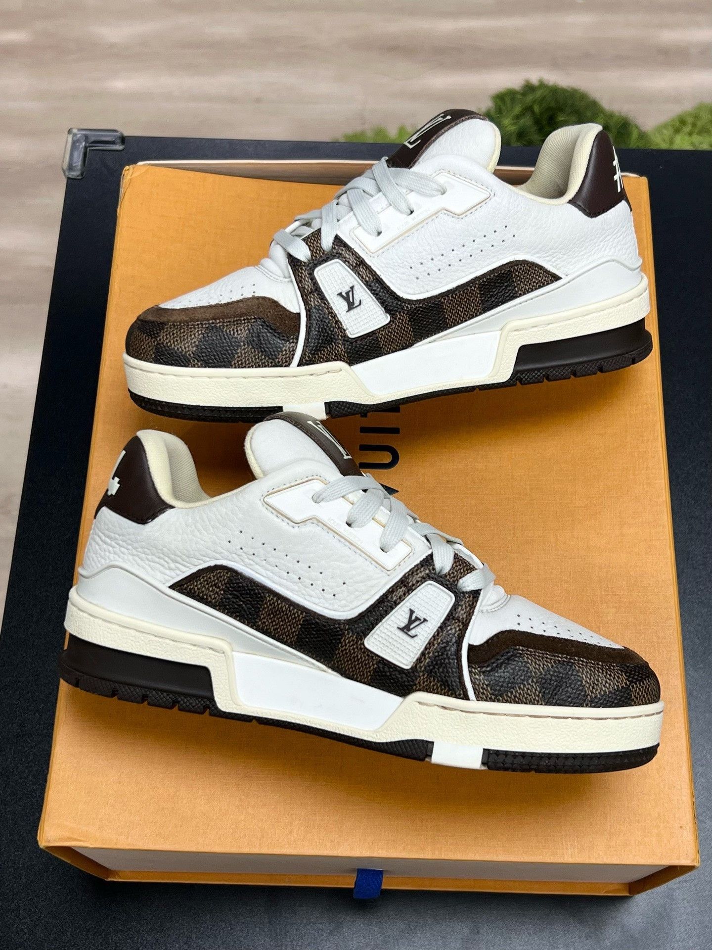 Louis Vuitton Louis Vuitton White Designer Casual Size US S / EU 44-46 / 1 - 6 Thumbnail
