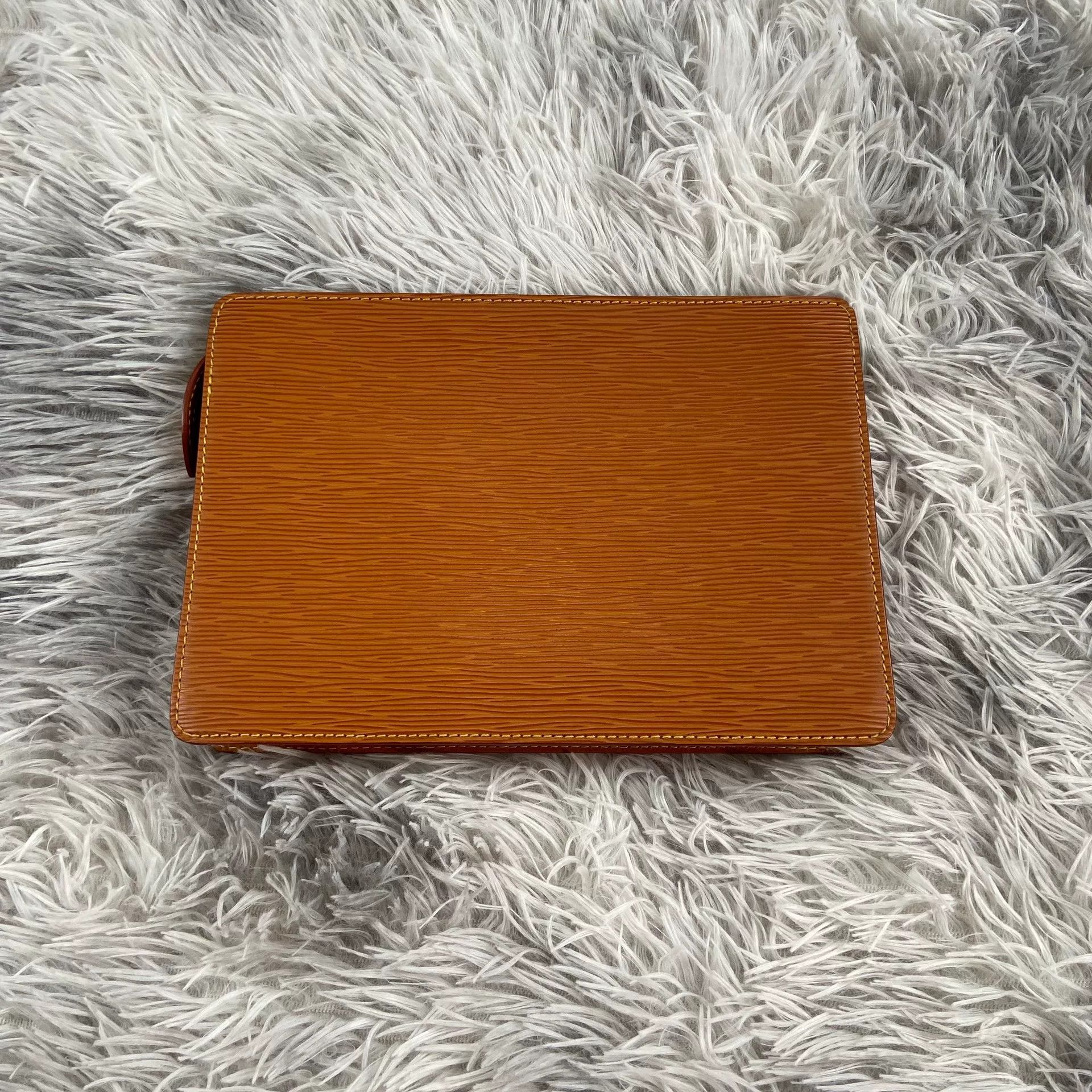 Louis Vuitton Louis Vuitton Clutch Designer Casual Size ONE SIZE - 4 Thumbnail