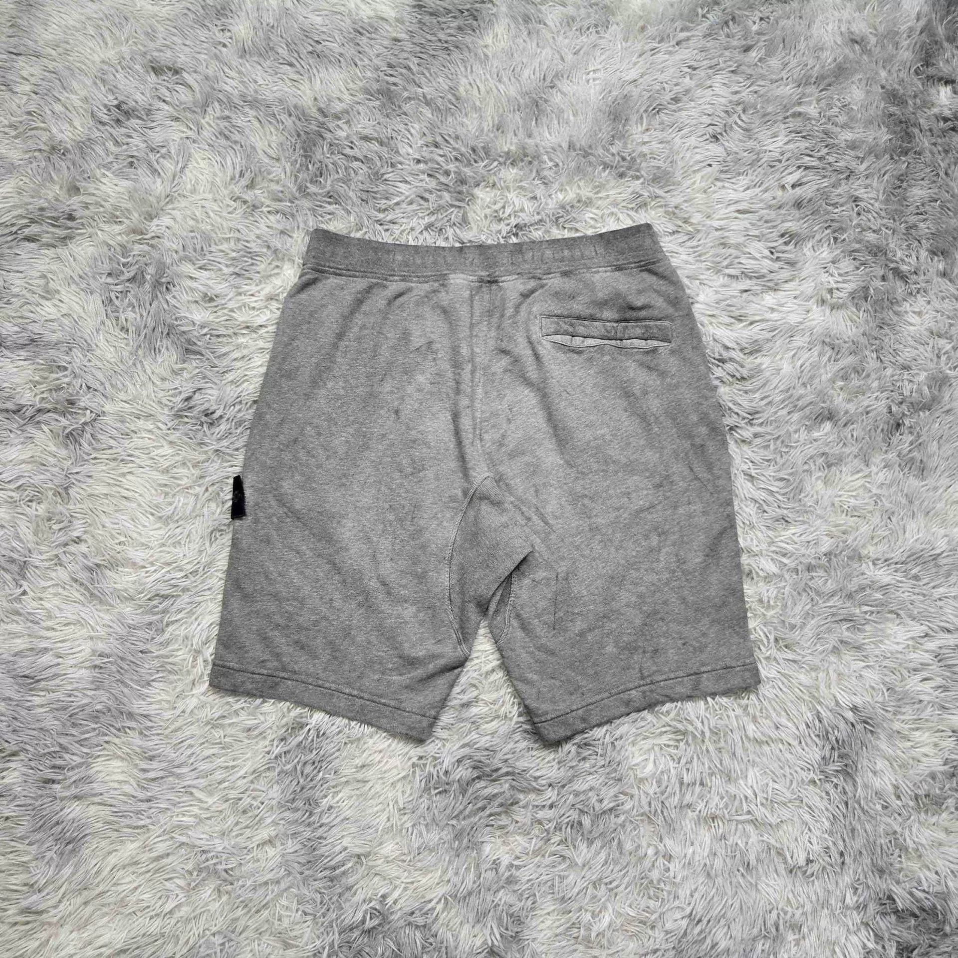 Stone Island Stone Island Shorts Designer Casual Size US 34 / EU 50 - 2 Thumbnail