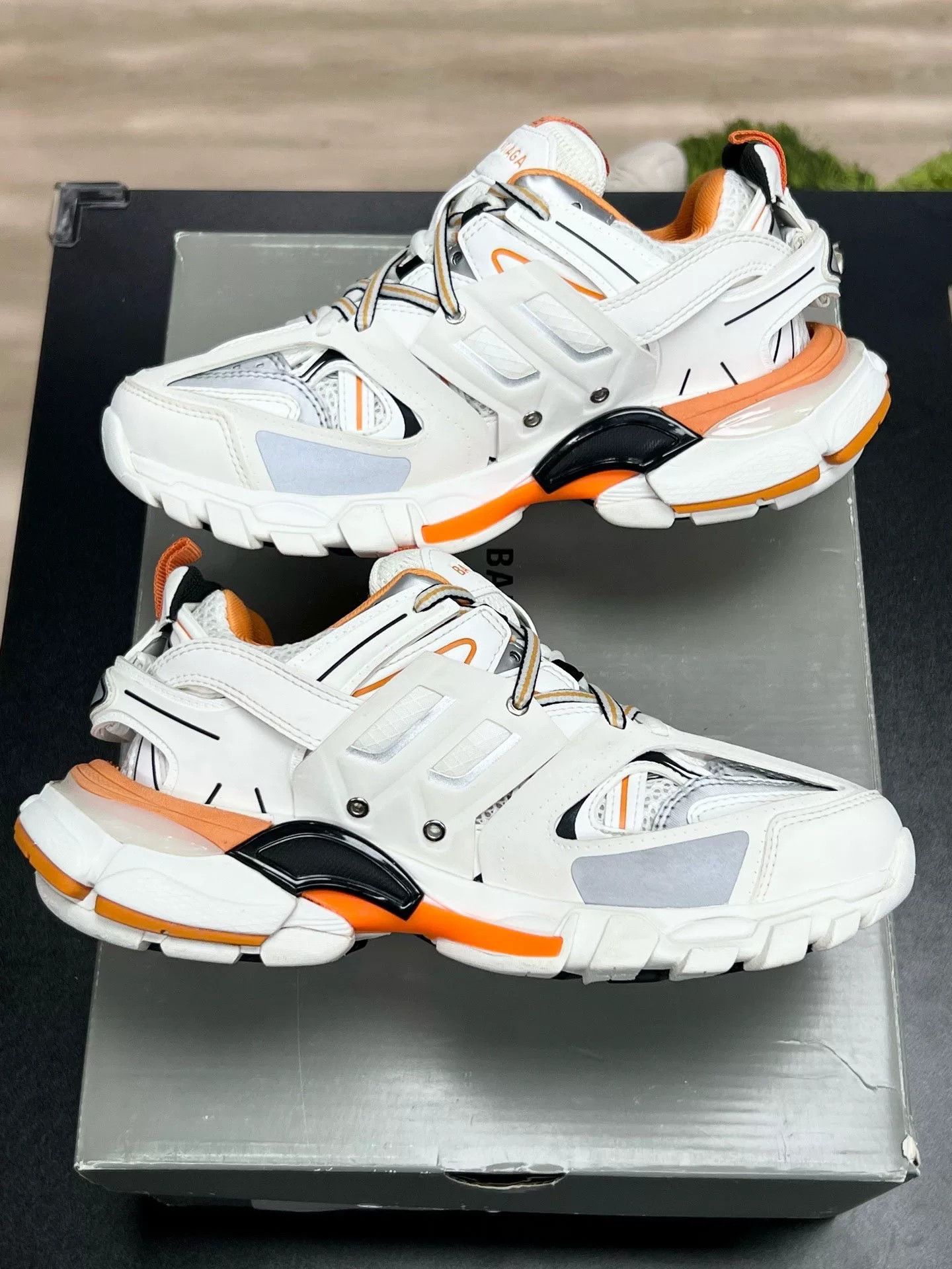 Balenciaga Balenciaga White Designer Casual Size US S / EU 44-46 / 1 - 6 Thumbnail