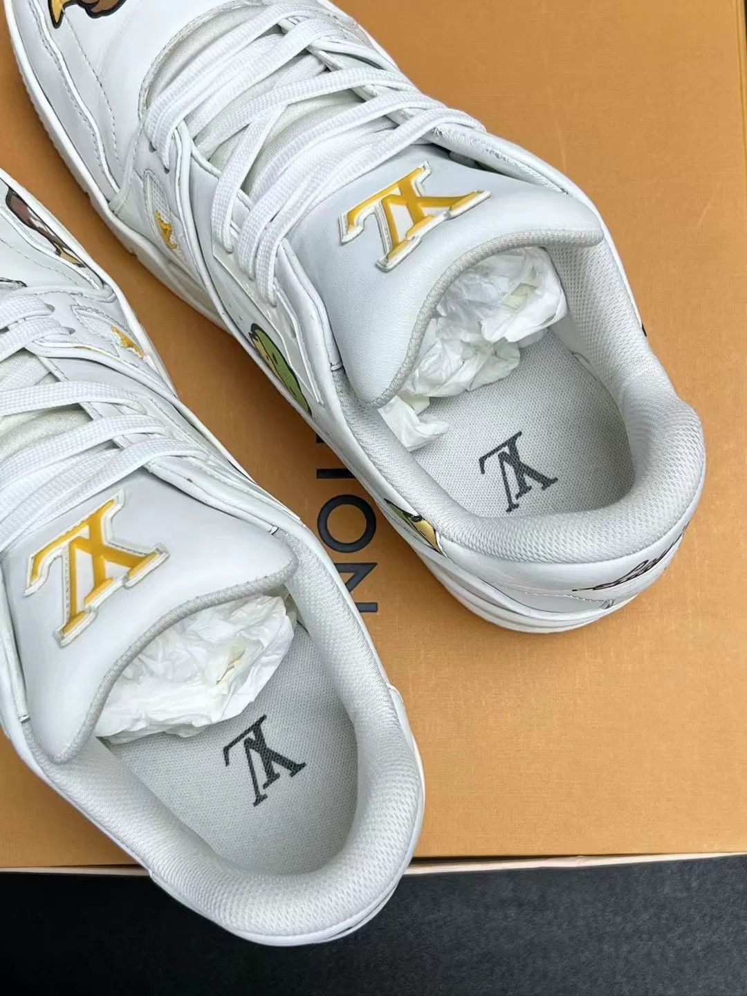 Louis Vuitton Louis Vuitton White Designer Casual Size US S / EU 44-46 / 1 - 4 Thumbnail