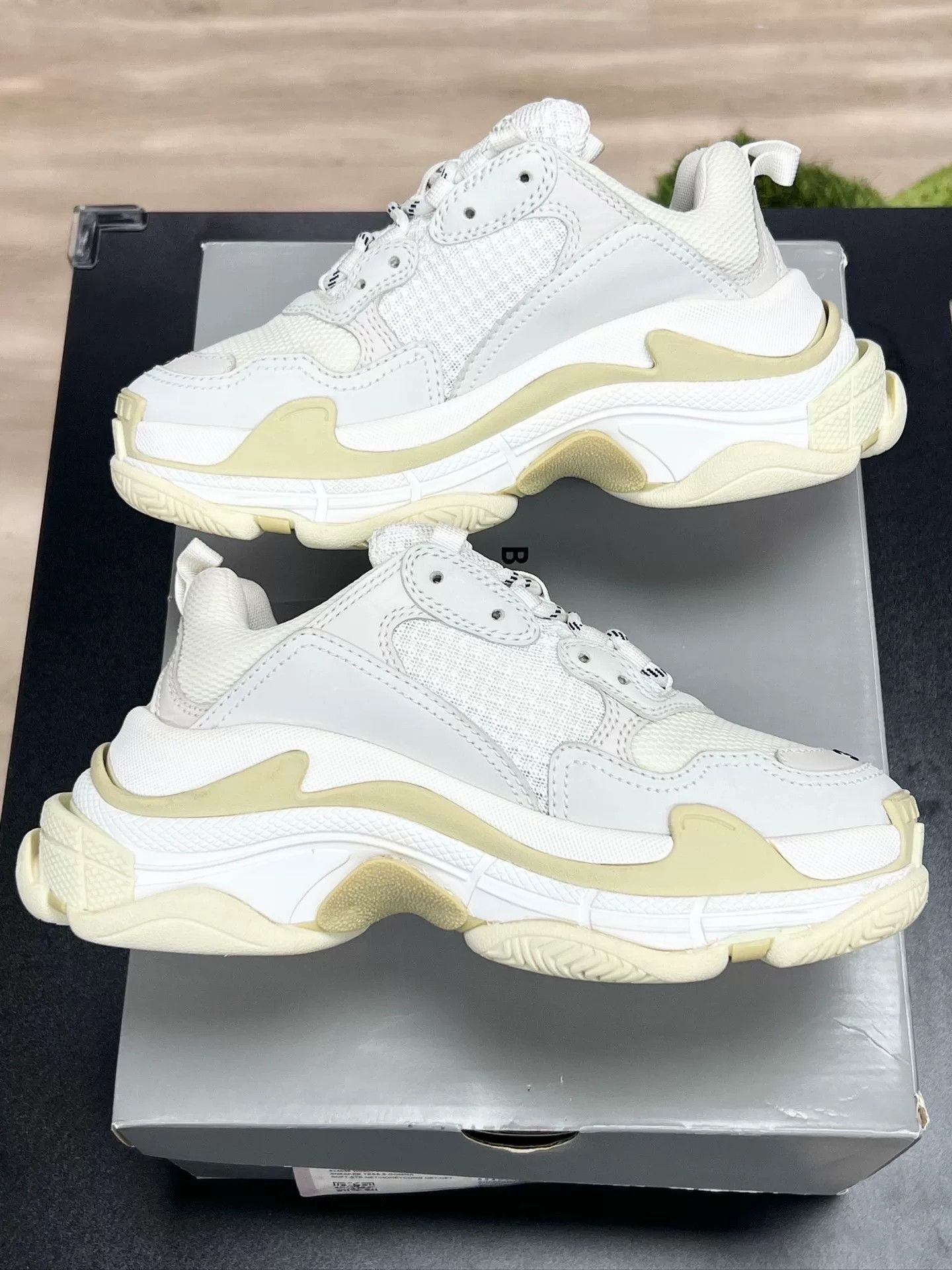 Balenciaga Balenciaga White Designer Casual Size US S / EU 44-46 / 1 - 6 Thumbnail