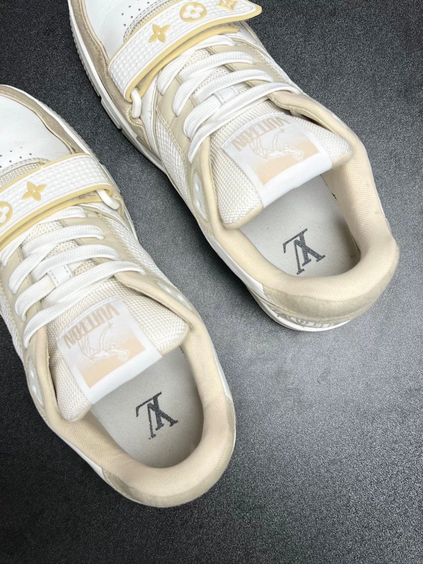 Louis Vuitton Louis Vuitton Beige Velcro Designer Size US S / EU 44-46 / 1 - 4 Thumbnail