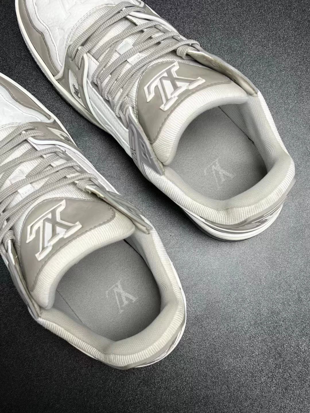 Louis Vuitton Louis Vuitton White Designer Casual Size US S / EU 44-46 / 1 - 4 Thumbnail