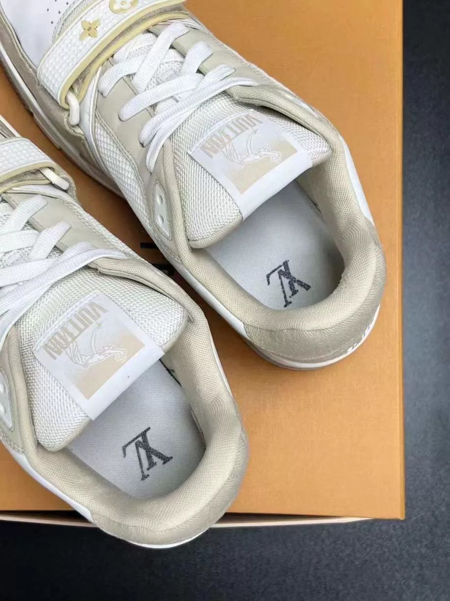 Louis Vuitton Louis Vuitton Beige Velcro Designer Size US S / EU 44-46 / 1 - 4 Thumbnail