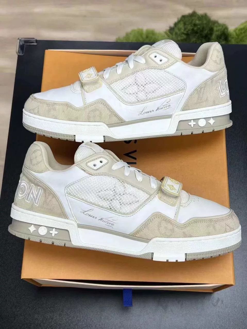 Louis Vuitton Louis Vuitton Beige Velcro Designer Size US S / EU 44-46 / 1 - 5 Thumbnail