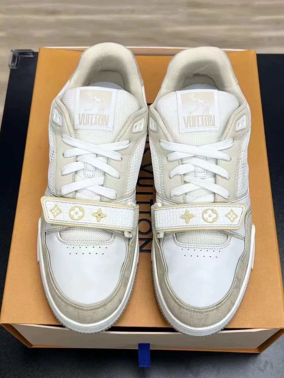 Louis Vuitton Louis Vuitton Beige Velcro Designer Size US S / EU 44-46 / 1 - 3 Thumbnail