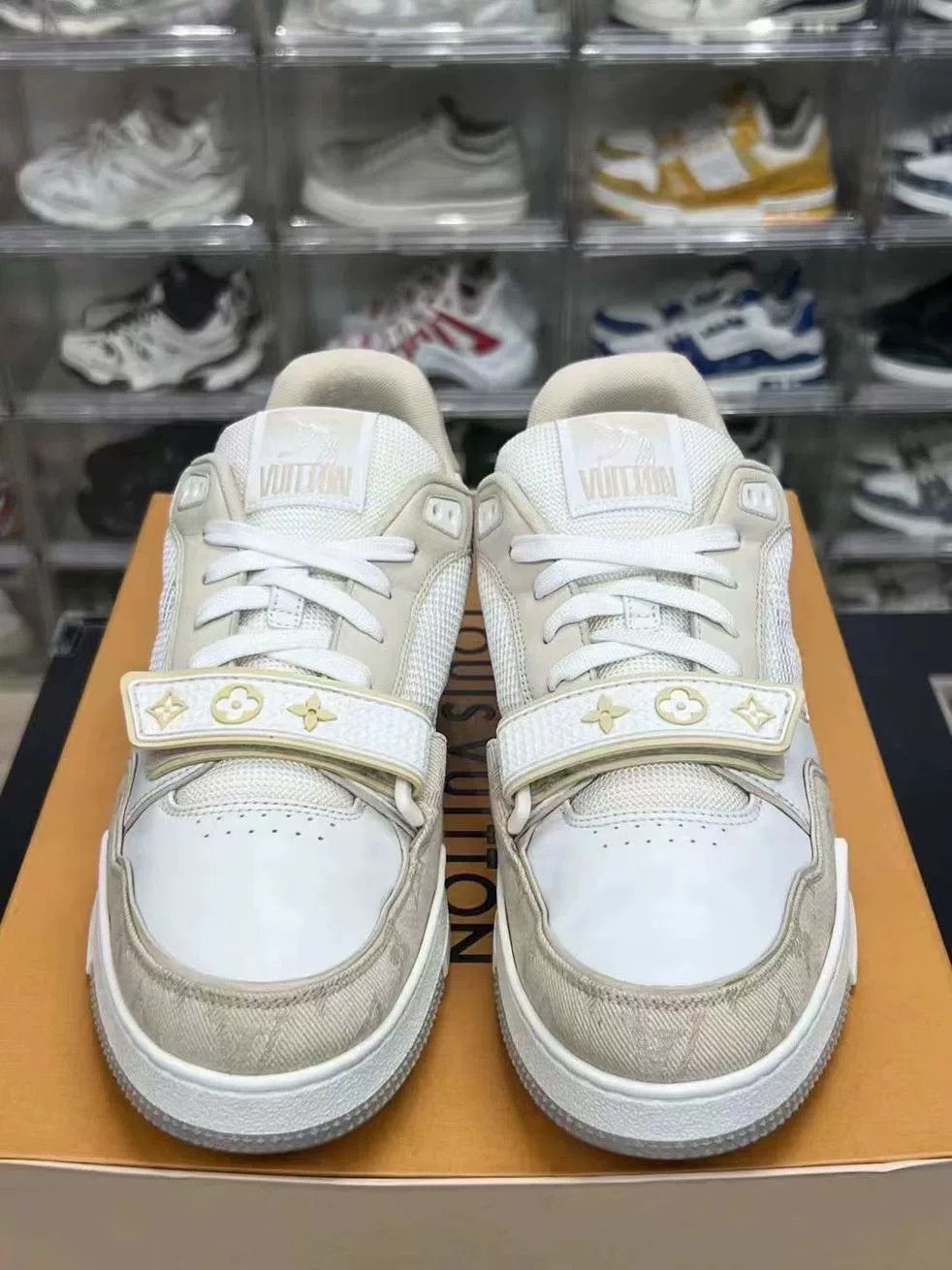 Louis Vuitton Louis Vuitton Beige Velcro Designer Size US S / EU 44-46 / 1 - 2 Thumbnail