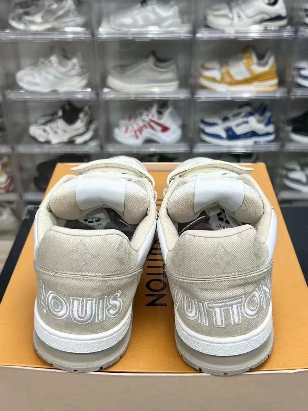 Louis Vuitton Louis Vuitton Beige Velcro Designer Size US S / EU 44-46 / 1 - 7 Thumbnail