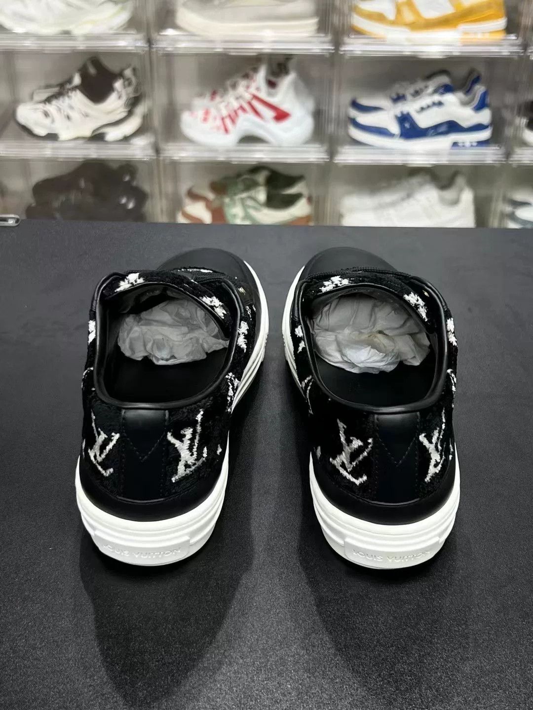 Louis Vuitton Louis Vuitton Black Shoes Low Top Size US 5 / IT 35 - 7 Thumbnail