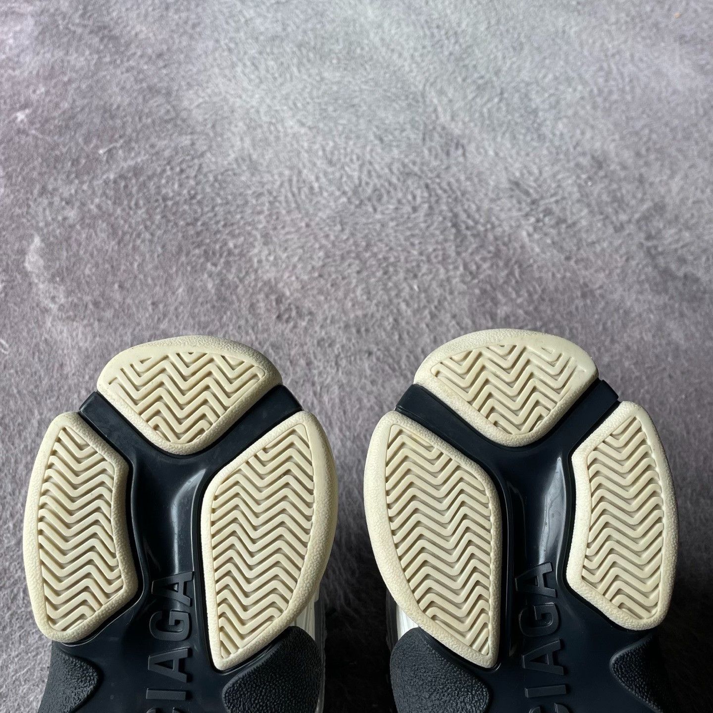 Balenciaga Balenciaga Silver Lowtop Sneakers S Women Size US 6 / IT 36 - 5 Thumbnail