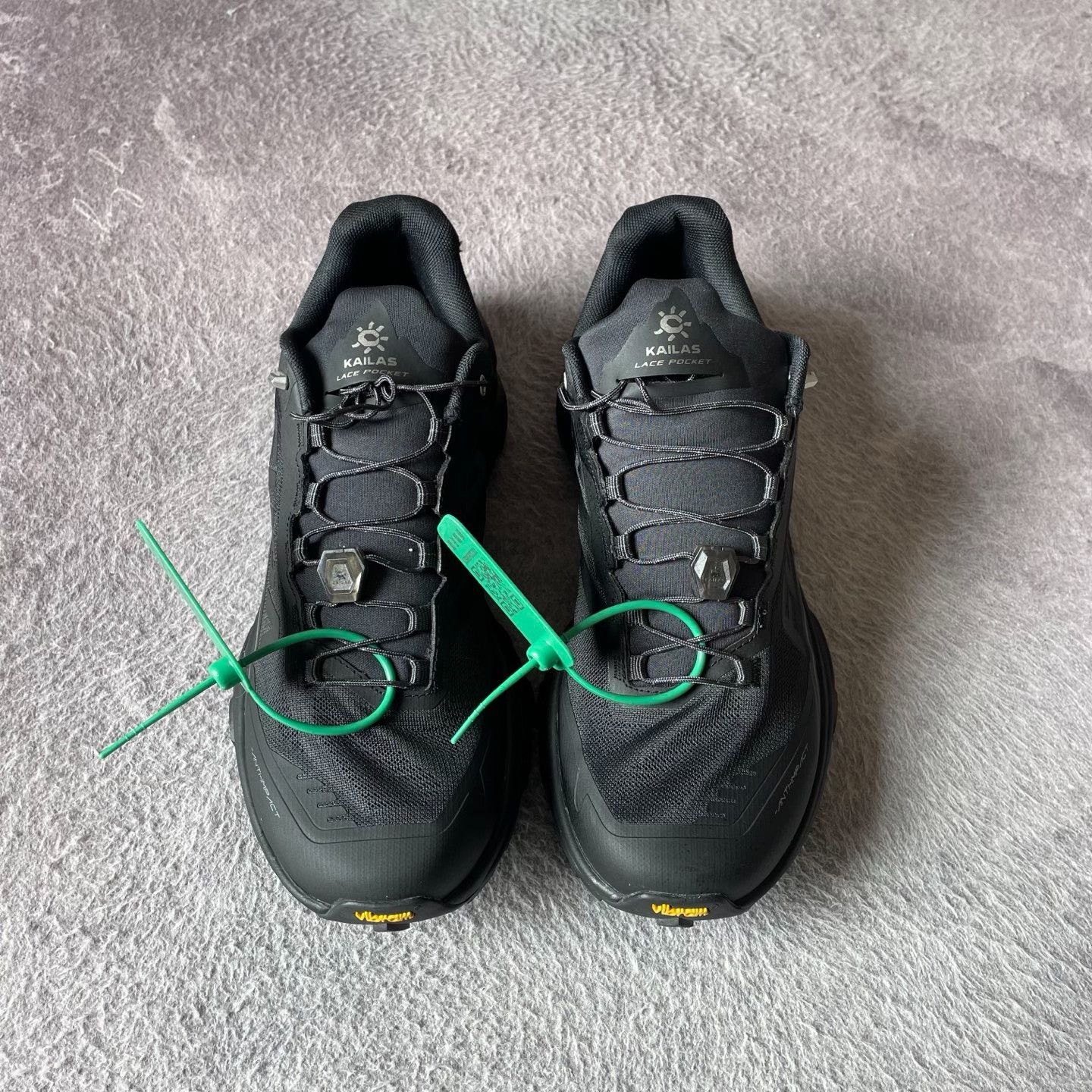 Yeezy Yeezy Black Lowtop Sneakers 42 Men Size US 9 / EU 42 - 2 Thumbnail