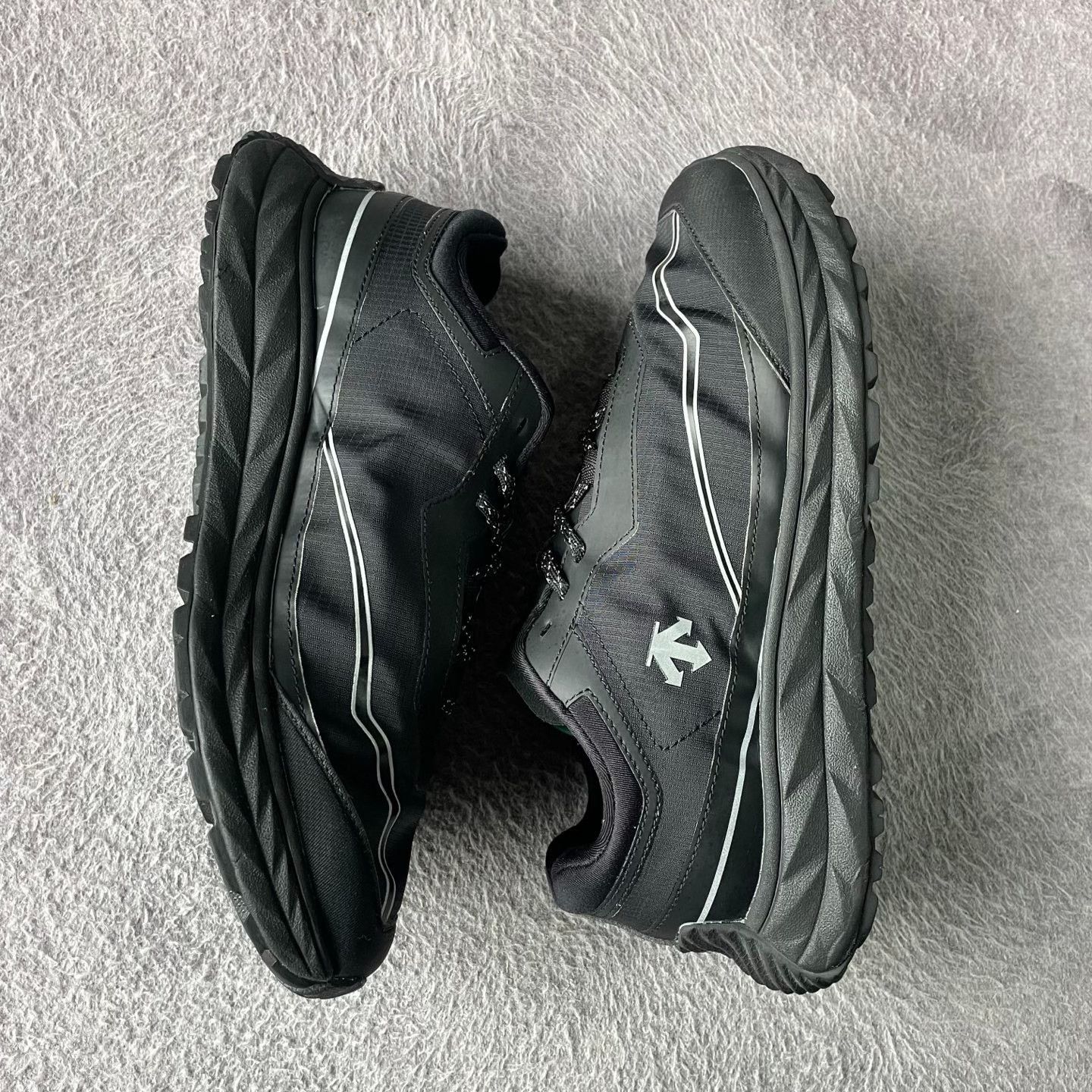 Descente Descente Black Lowtop Sneakers 41 Men Size US 8.5 / EU 41-42 - 8 Thumbnail