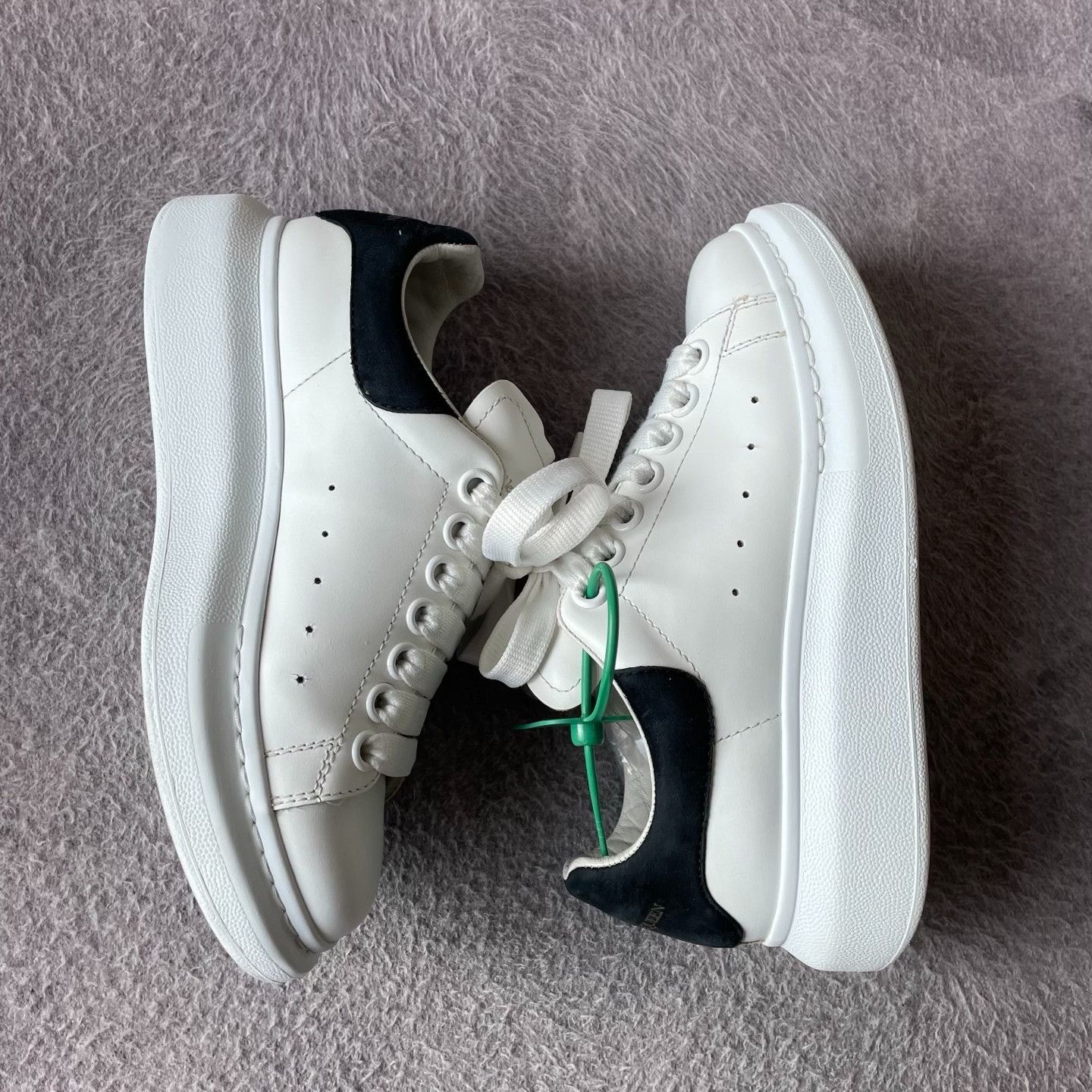 Alexander McQueen Alexander McQueen White Lowtop Sneakers 35 Women Size US 5 / IT 35 - 7 Thumbnail