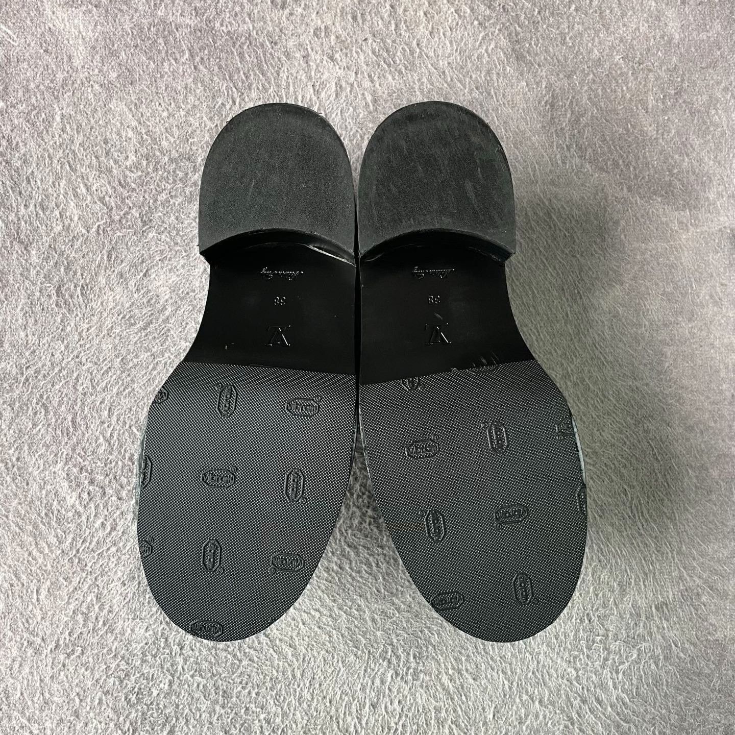 Louis Vuitton Louis Vuitton Black Lowtop Sneakers 38 Women Size US 7.5 / IT 37.5 - 4 Thumbnail
