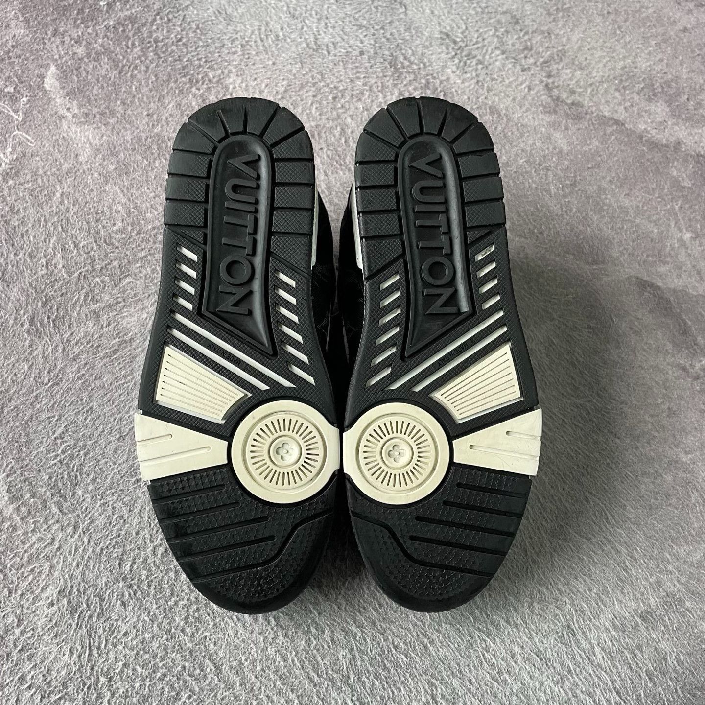 Louis Vuitton Louis Vuitton Training Black Lowtop Sneakers 39 Men Size US 6.5 / EU 39-40 - 4 Thumbnail