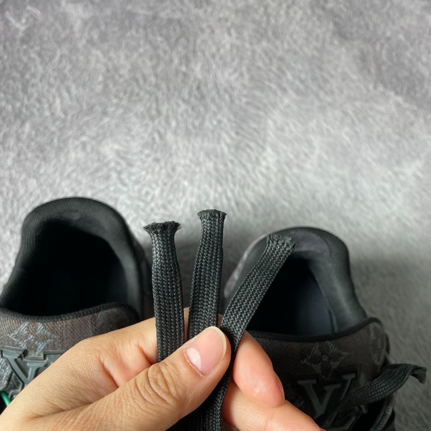 Louis Vuitton Louis Vuitton Collab Black Lowtop Sneakers 41 Men Size US 8.5 / EU 41-42 - 9 Thumbnail