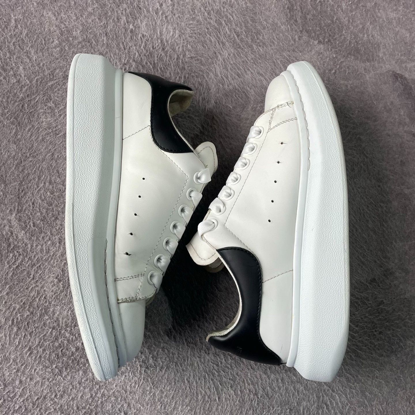 Alexander McQueen Alexander McQueen White Lowtop Sneakers 40 Women Size US 9 / IT 39 - 7 Thumbnail