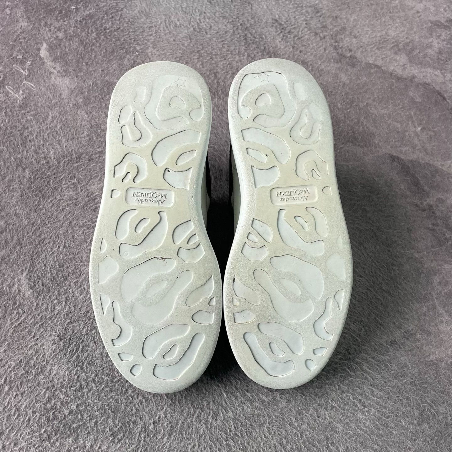 Alexander McQueen Alexander McQueen White Lowtop Sneakers 40 Women Size US 9 / IT 39 - 4 Thumbnail