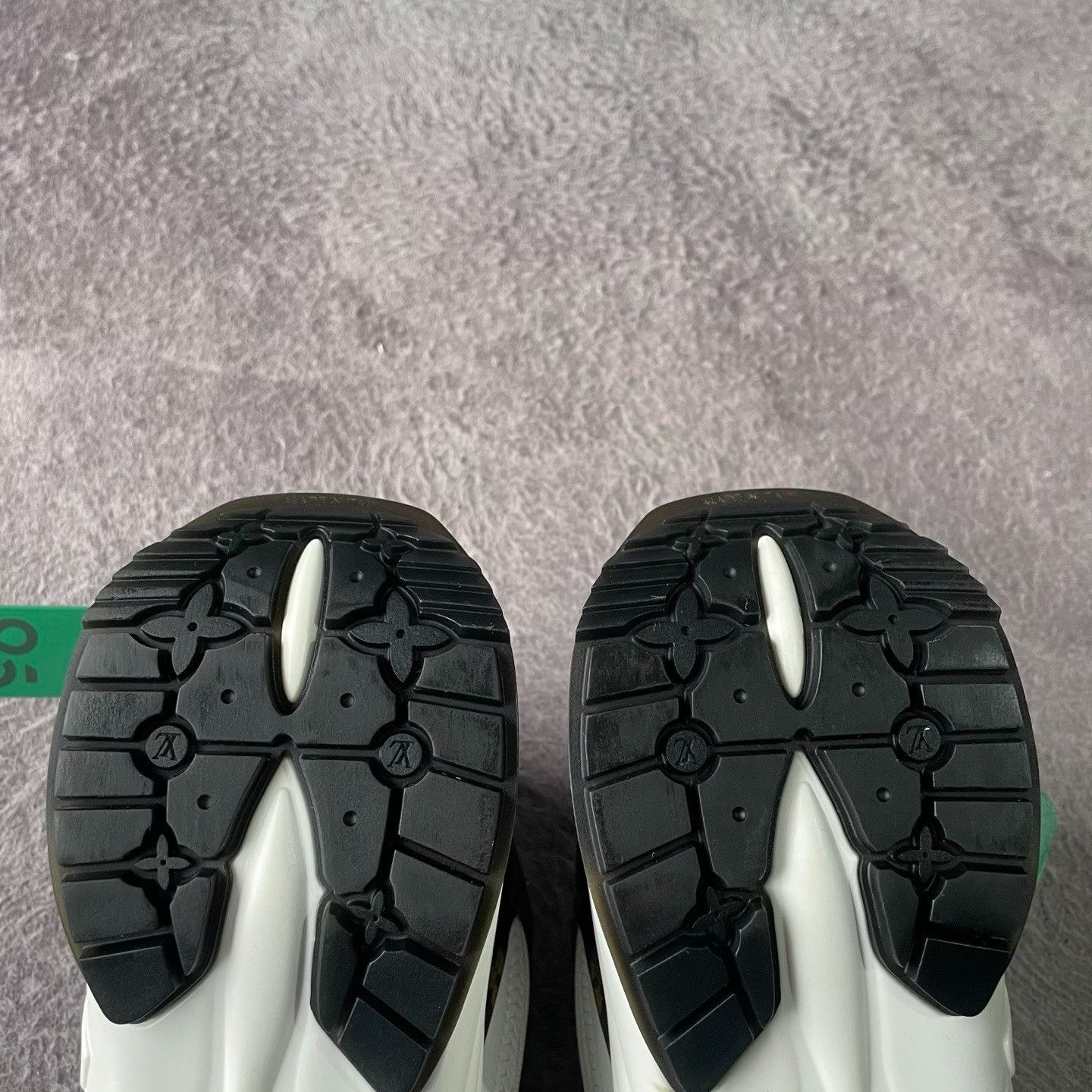 Louis Vuitton Louis Vuitton White Lowtop Sneakers 38 Women Size US 7.5 / IT 37.5 - 5 Thumbnail