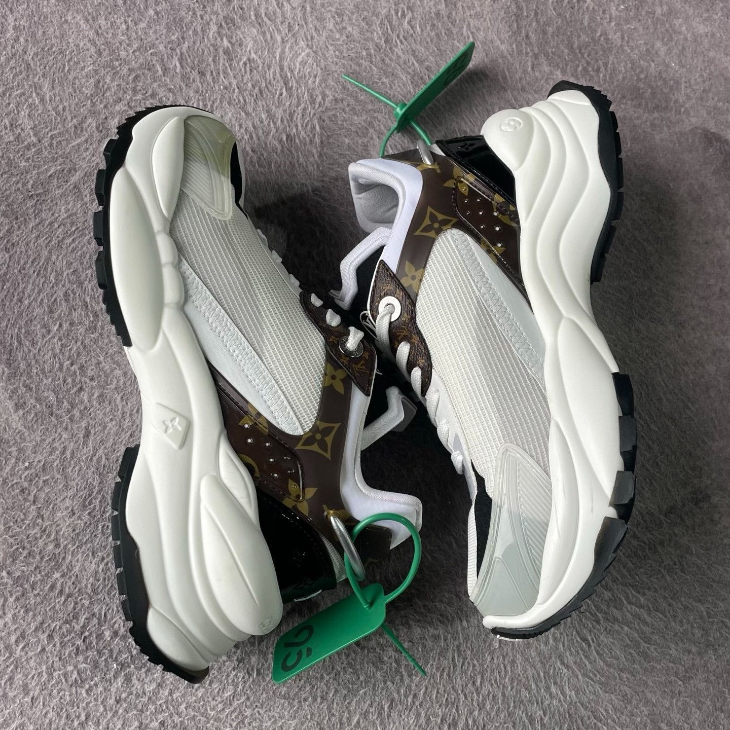 Louis Vuitton Louis Vuitton White Lowtop Sneakers 38 Women Size US 7.5 / IT 37.5 - 7 Thumbnail