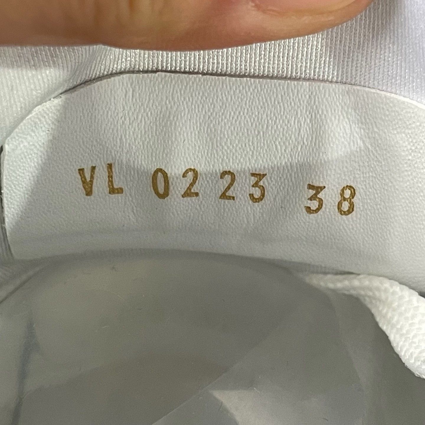 Louis Vuitton Louis Vuitton White Lowtop Sneakers 38 Women Size US 7.5 / IT 37.5 - 6 Thumbnail