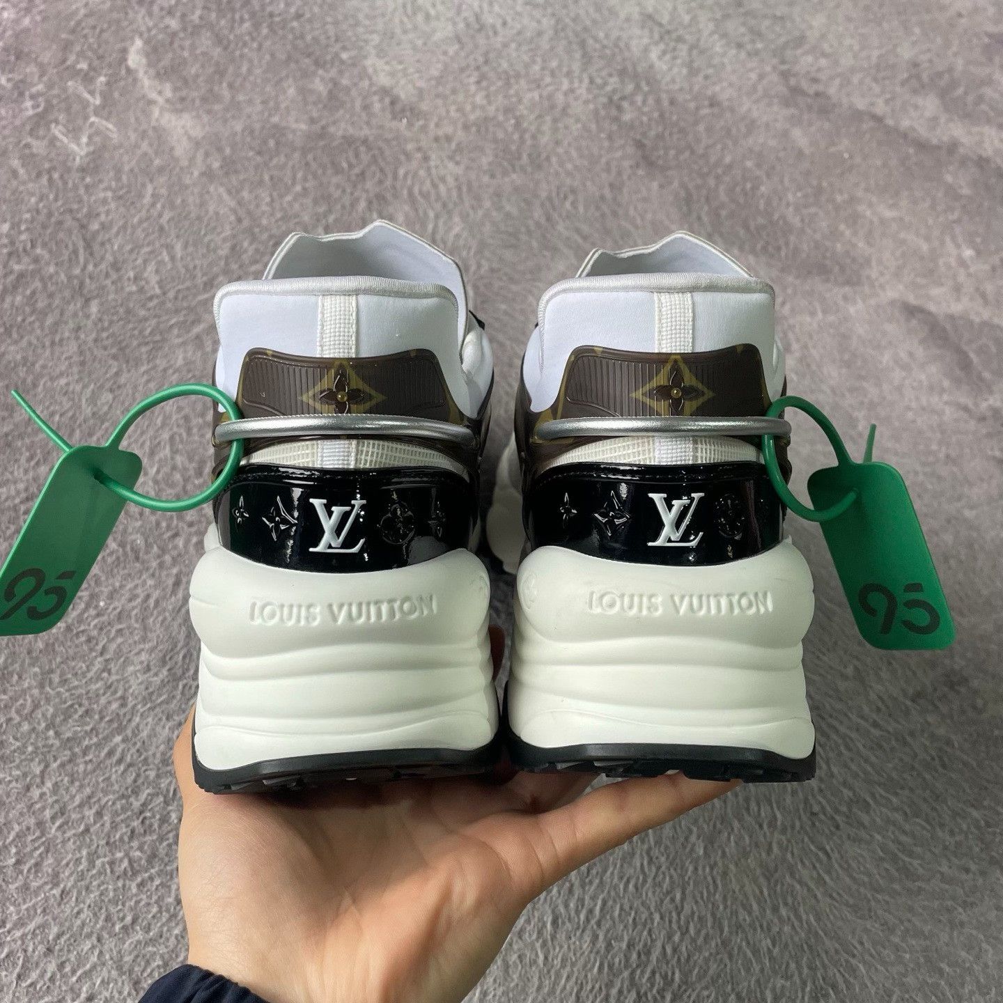 Louis Vuitton Louis Vuitton White Lowtop Sneakers 38 Women Size US 7.5 / IT 37.5 - 3 Thumbnail