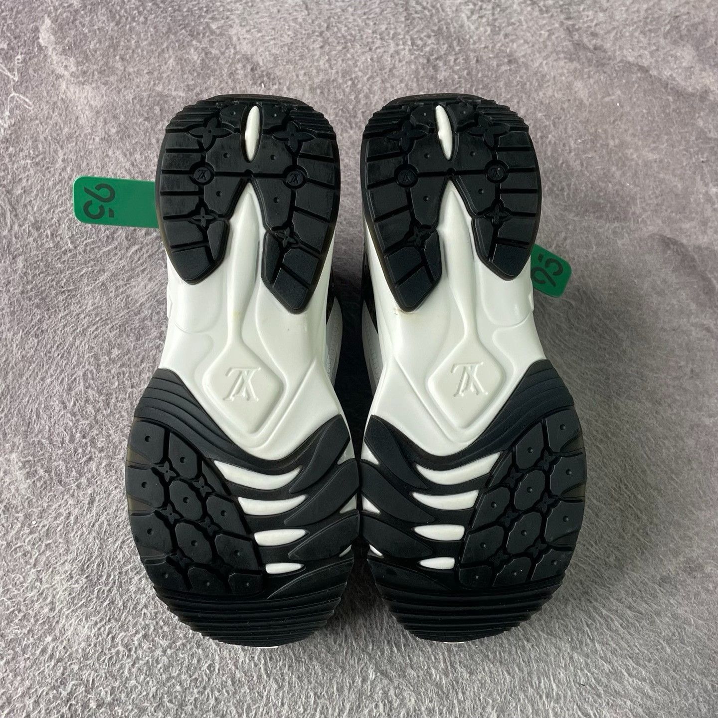 Louis Vuitton Louis Vuitton White Lowtop Sneakers 38 Women Size US 7.5 / IT 37.5 - 4 Thumbnail