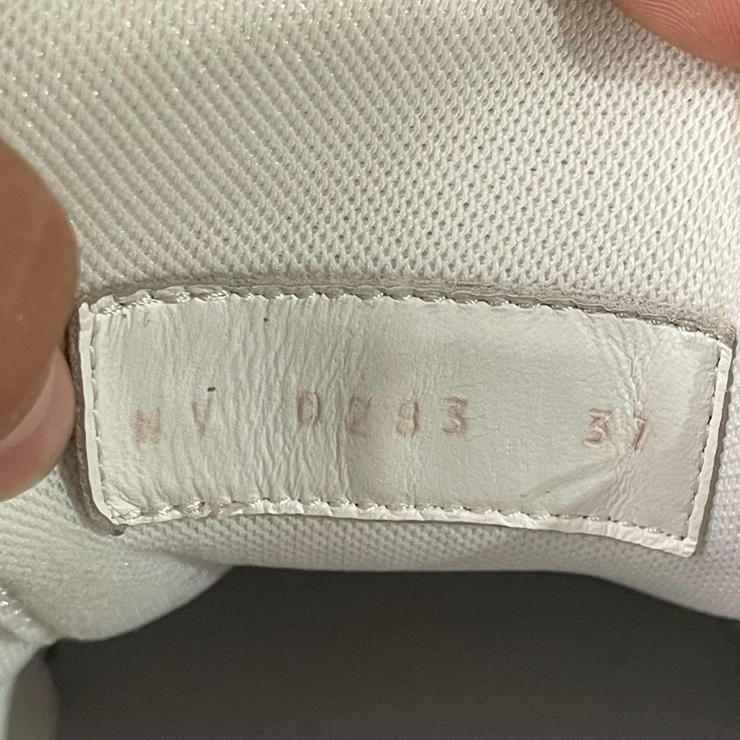 Louis Vuitton Louis Vuitton Training White Lowtop Sneakers 29 Women Size US 8 / IT 38 - 5 Thumbnail