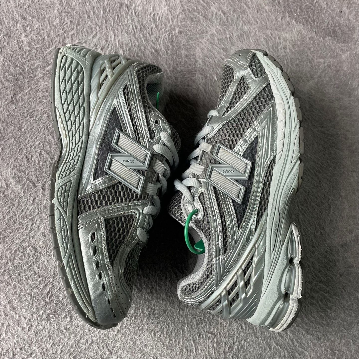 New Balance New Balance Silver Lowtop Sneakers M Men Size US 10 / EU 43 - 8 Thumbnail