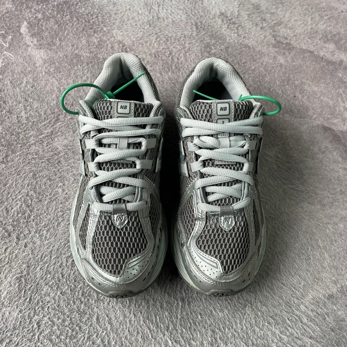 New Balance New Balance Silver Lowtop Sneakers M Men Size US 10 / EU 43 - 2 Thumbnail