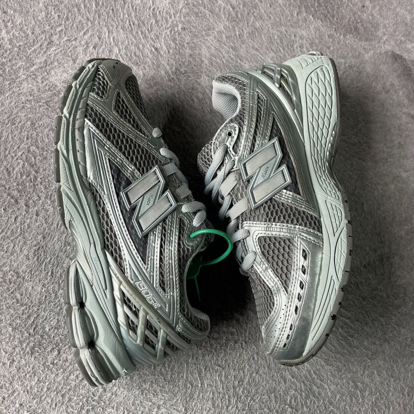 New Balance New Balance Silver Lowtop Sneakers M Men Size US 10 / EU 43 - 7 Thumbnail