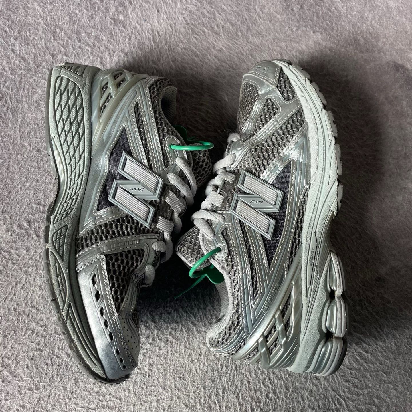 New Balance New Balance Silver Lowtop Sneakers M Men Size US 10 / EU 43 - 7 Thumbnail