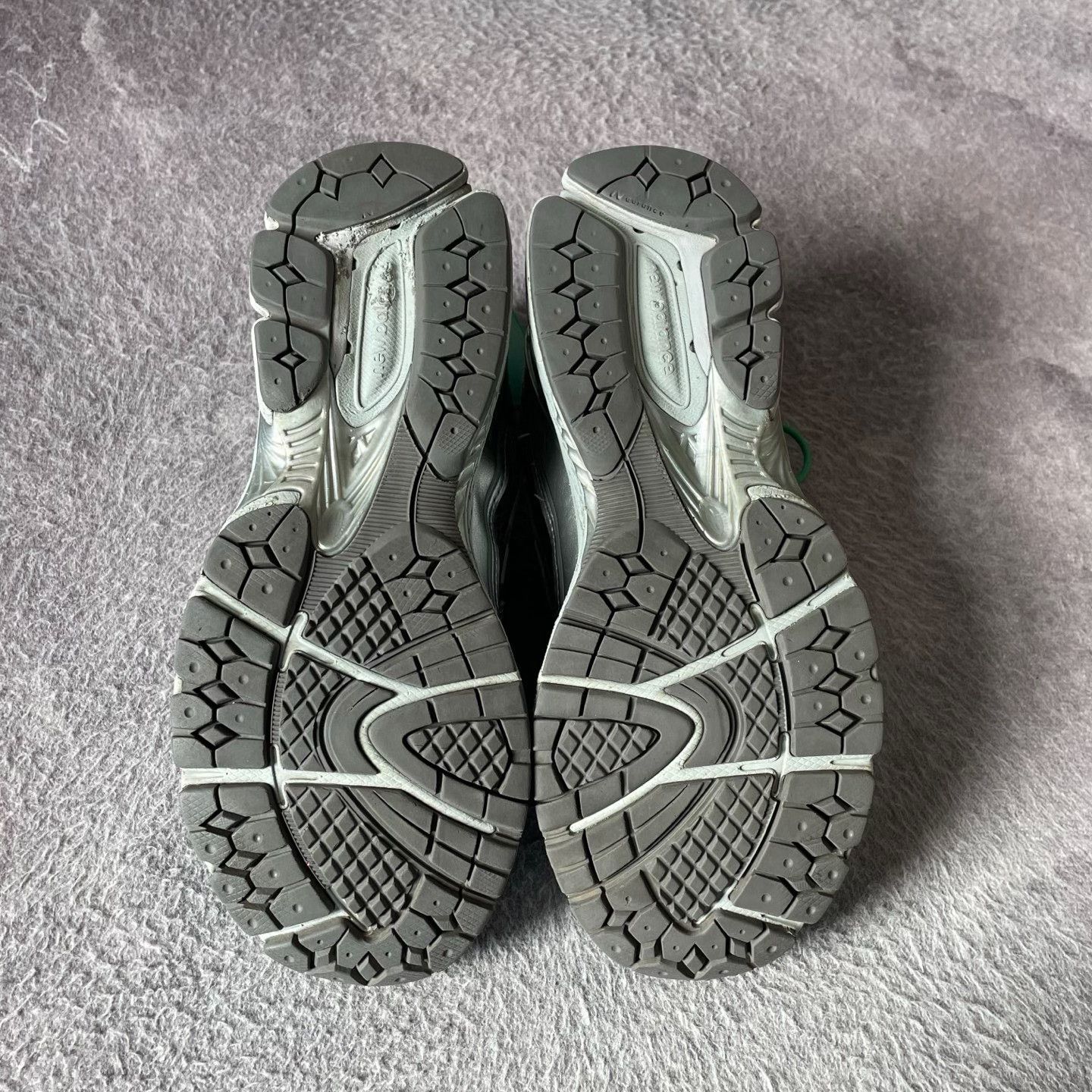 New Balance New Balance Silver Lowtop Sneakers M Men Size US 10 / EU 43 - 4 Thumbnail