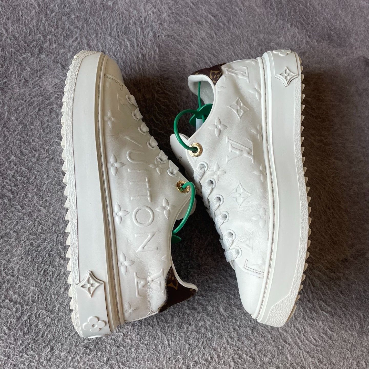 Louis Vuitton Louis Vuitton White Lowtop Sneakers 36 Women Size US 6 / IT 36 - 7 Thumbnail