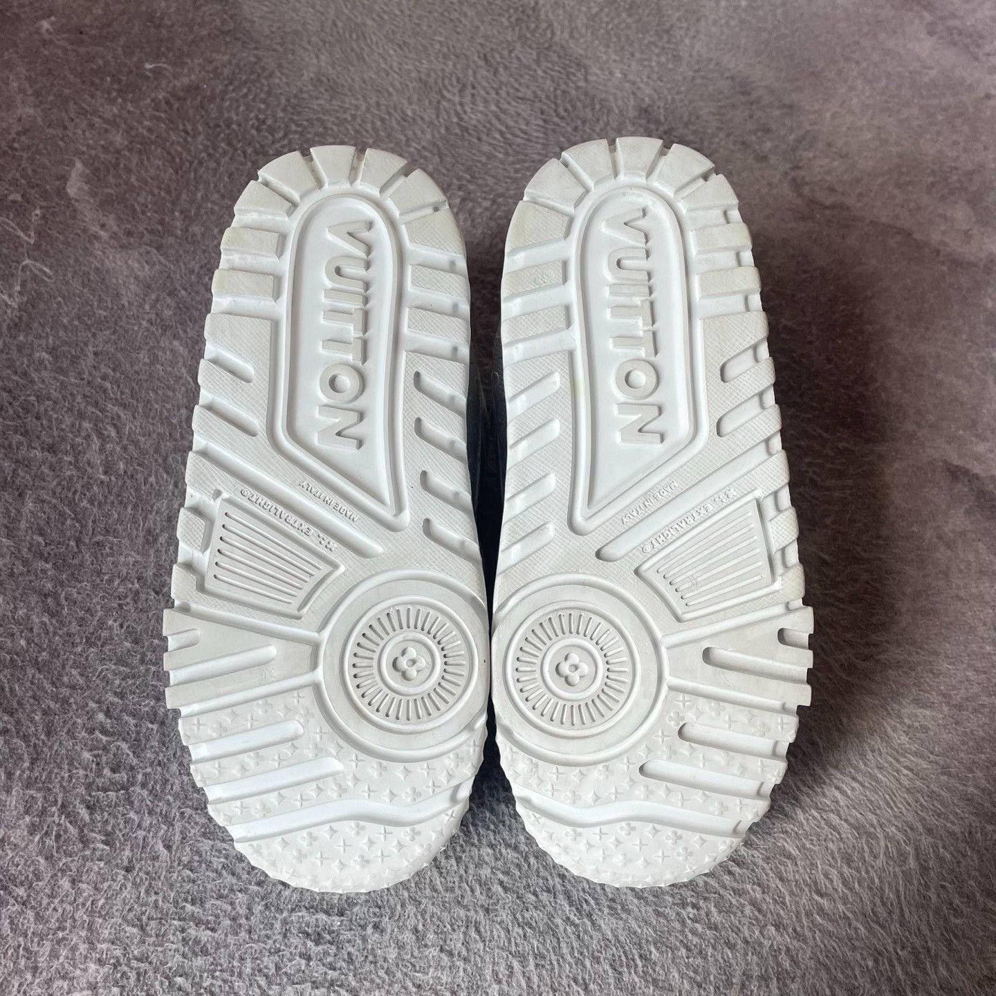 Louis Vuitton Louis Vuitton Training Silver Lowtop Sneakers 37 Women Size US 6.5 / IT 36.5 - 4 Thumbnail