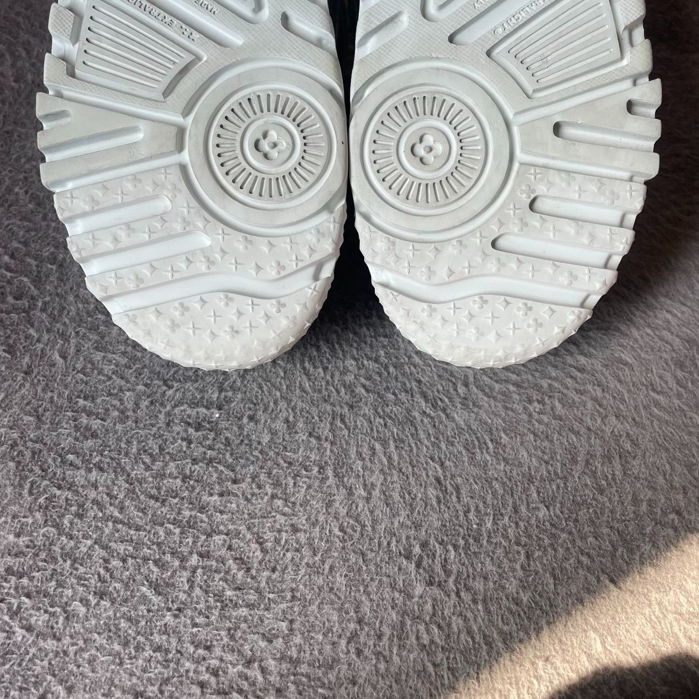 Louis Vuitton Louis Vuitton Training Silver Lowtop Sneakers 37 Women Size US 6.5 / IT 36.5 - 5 Thumbnail