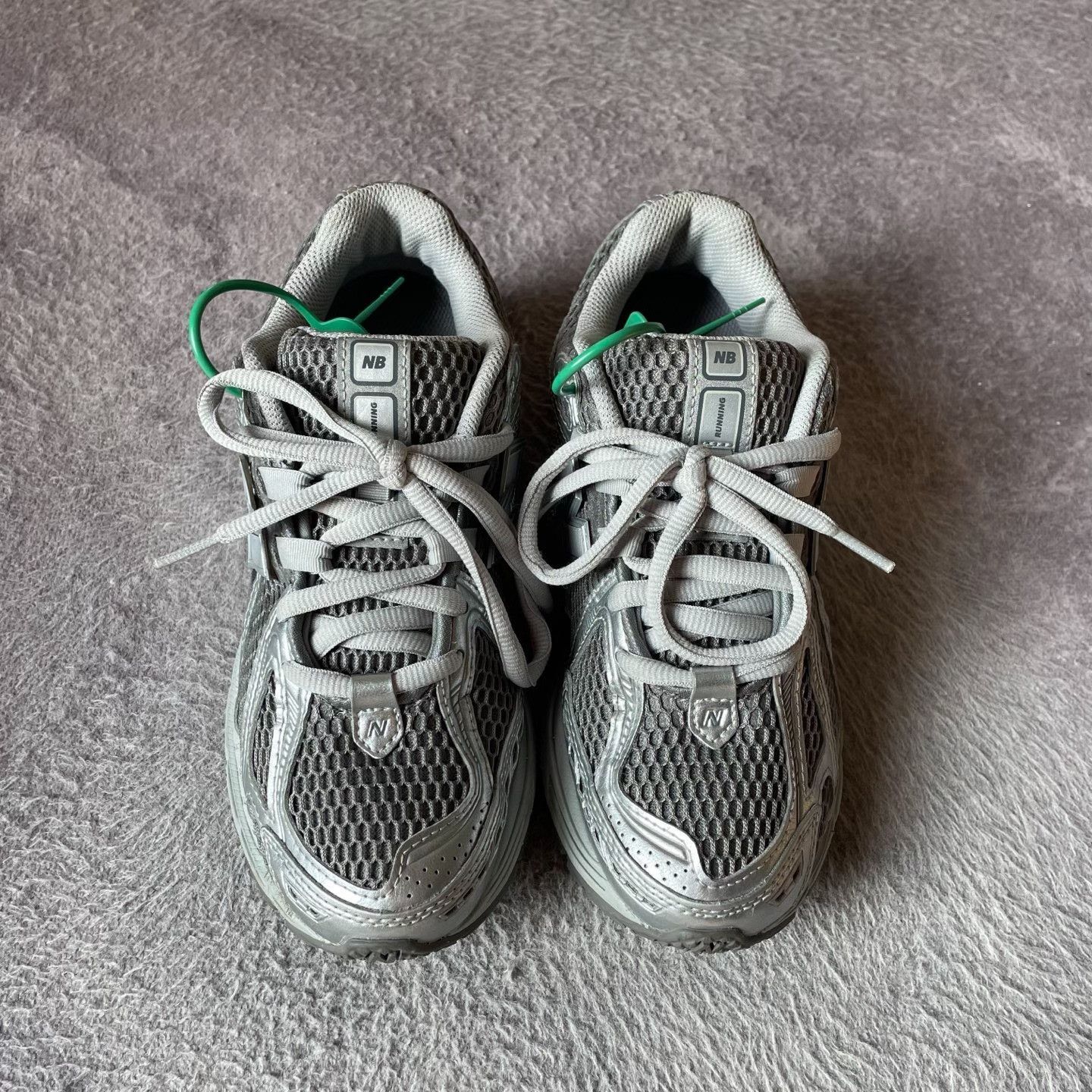 New Balance New Balance Silver Lowtop Sneakers M Men Size US 10 / EU 43 - 2 Thumbnail