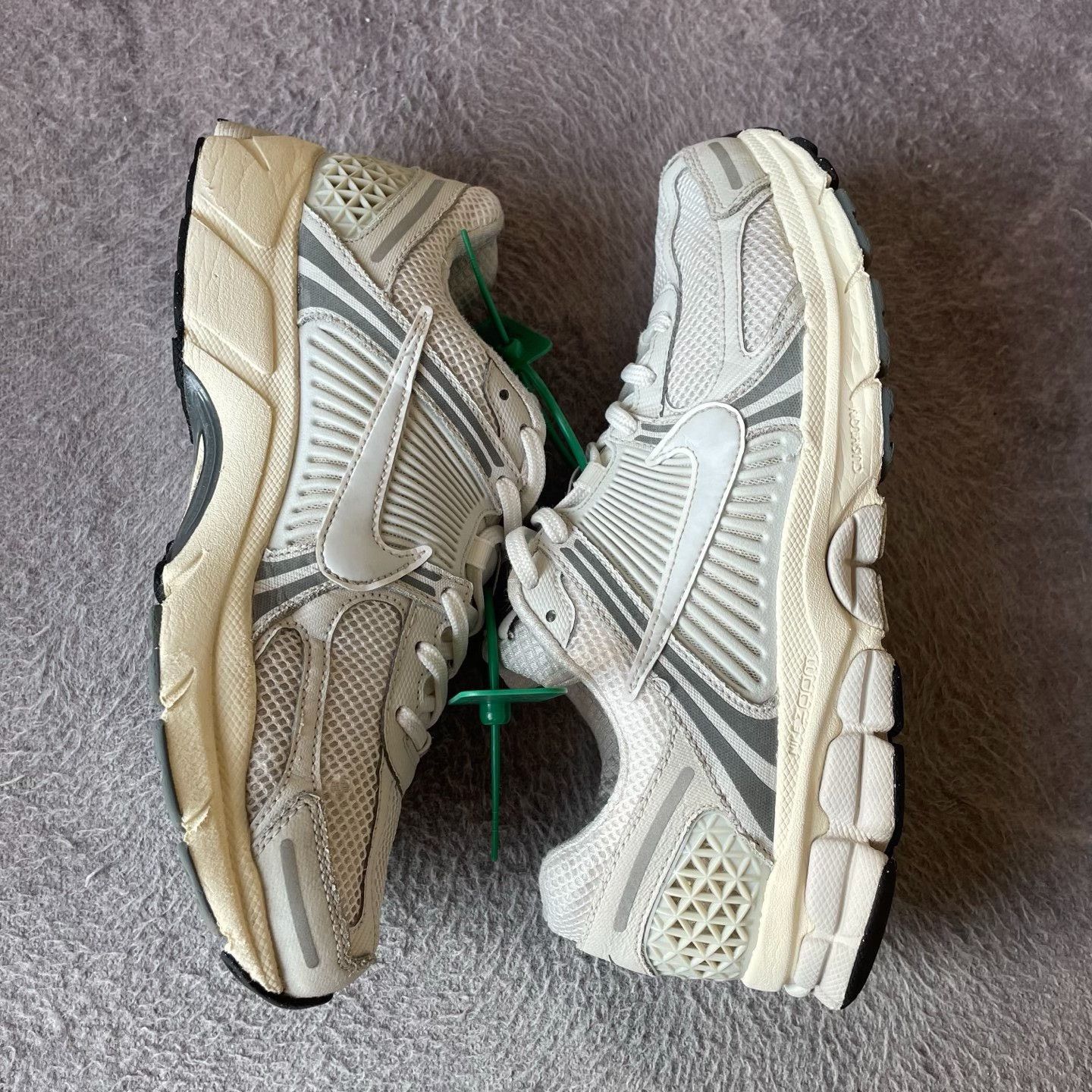 Nike Nike ZOOM VOMERO5黑灰 Gray Lowtop Sneakers 42 Men Size US 9 / EU 42 - 7 Thumbnail