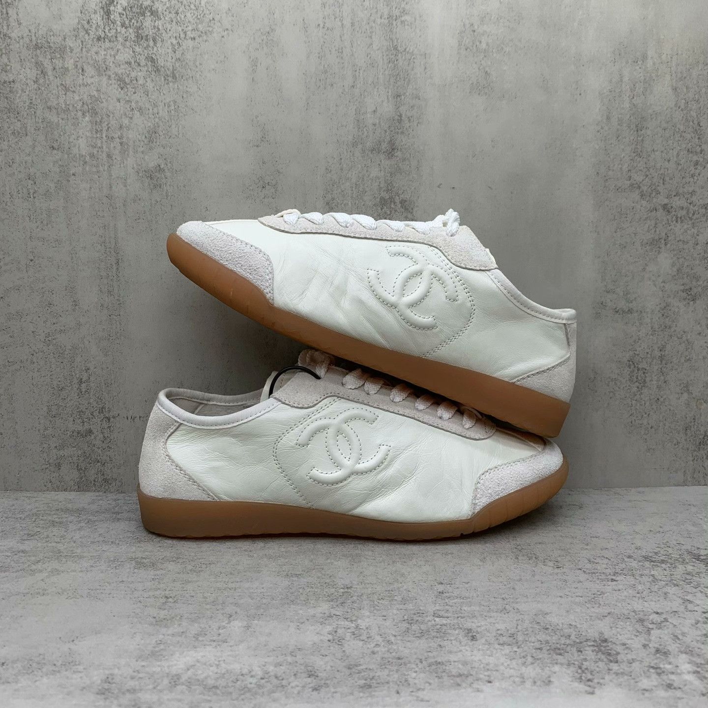 Chanel Chanel White Lowtop Sneakers L Women Size US 8 / IT 38 - 2 Thumbnail