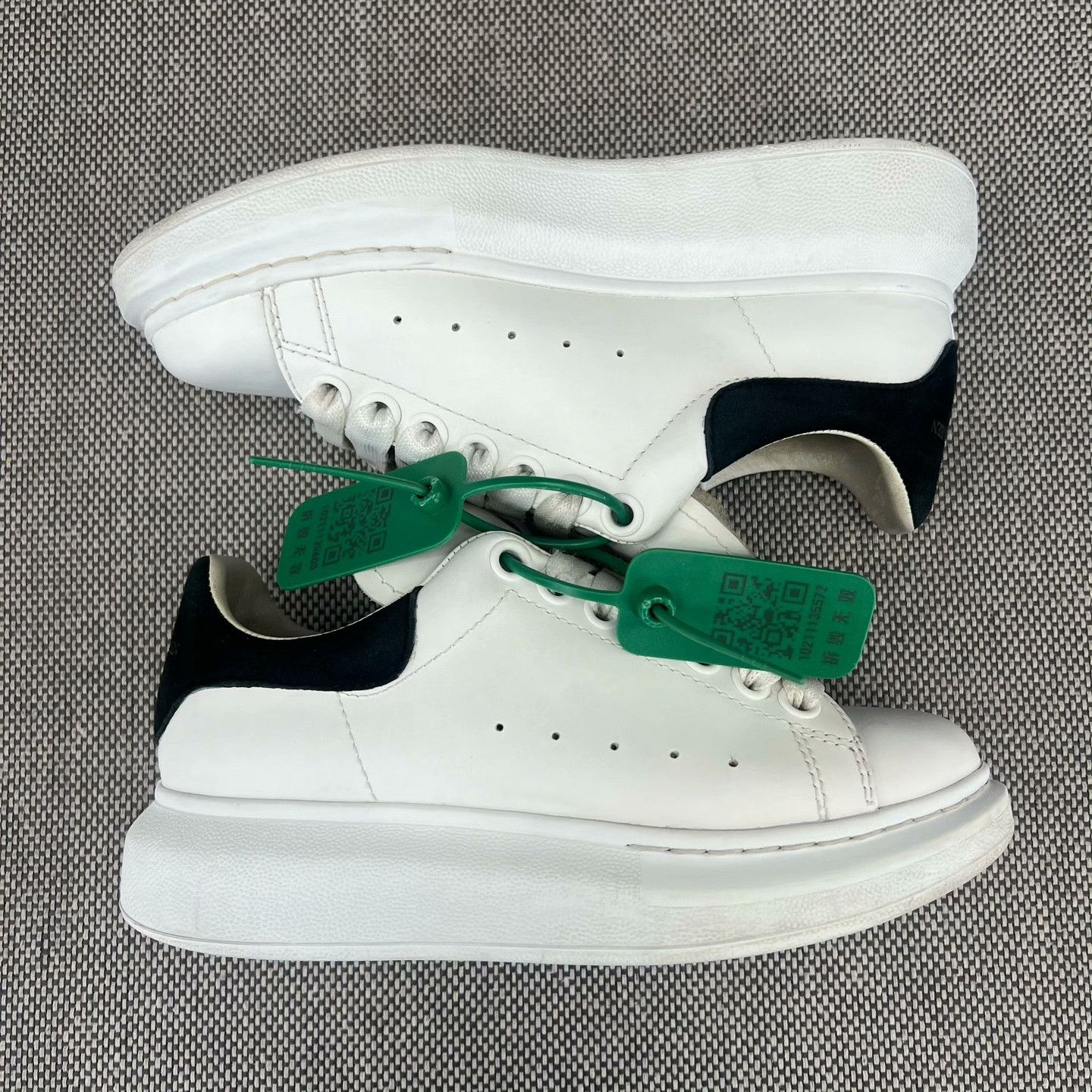 Alexander McQueen Alexander McQueen Black Lowtop Sneakers 34 Women Size US 4 / IT 34 - 3 Thumbnail