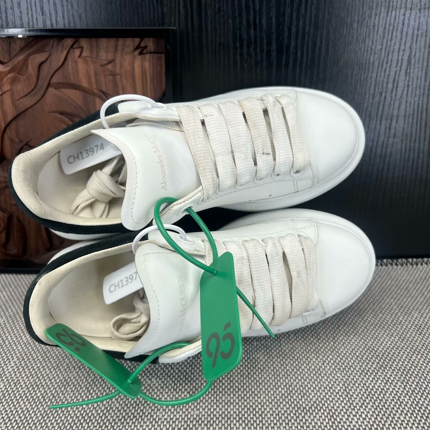 Alexander McQueen Alexander McQueen Black Lowtop Sneakers 34 Women Size US 4 / IT 34 - 6 Thumbnail