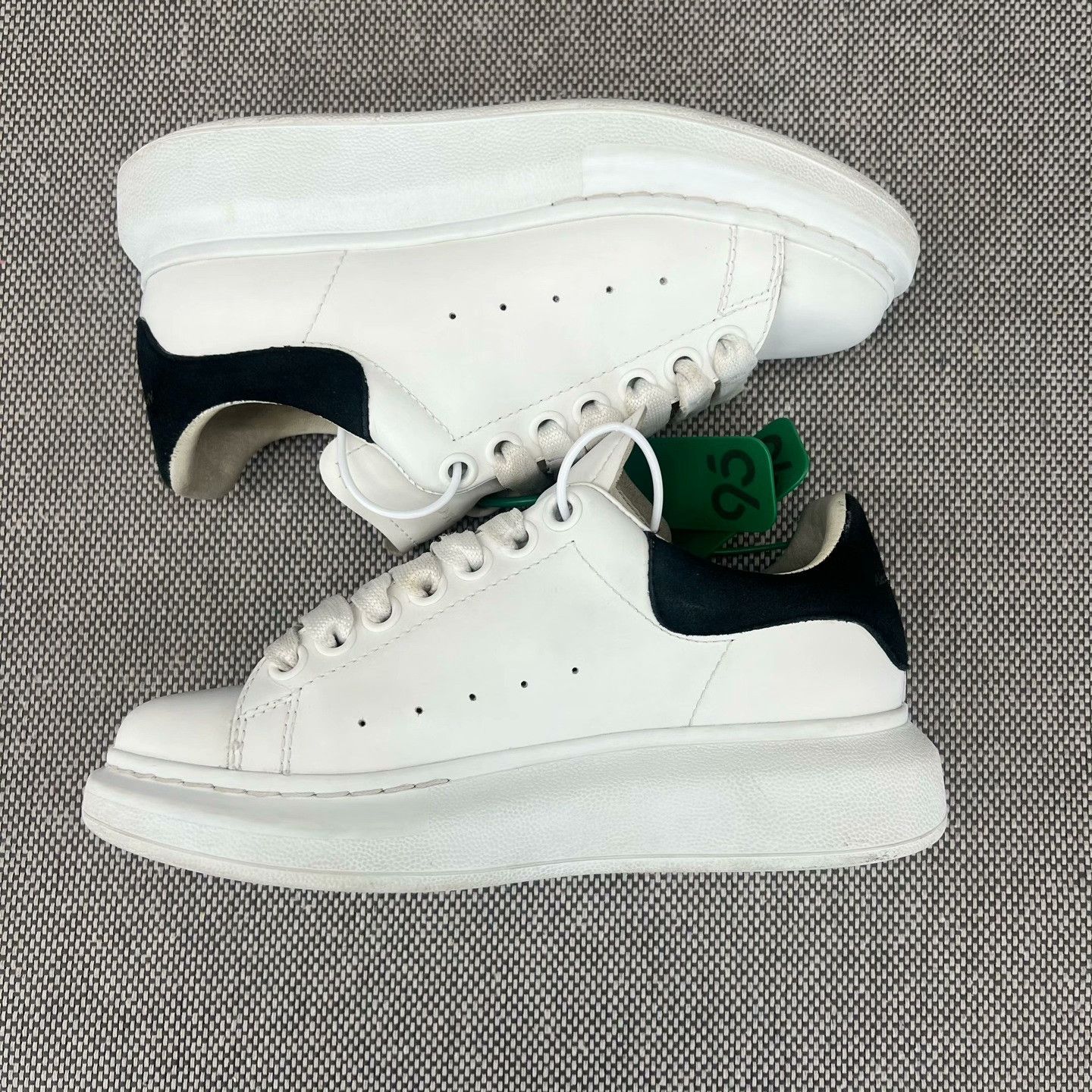 Alexander McQueen Alexander McQueen Black Lowtop Sneakers 34 Women Size US 4 / IT 34 - 2 Thumbnail